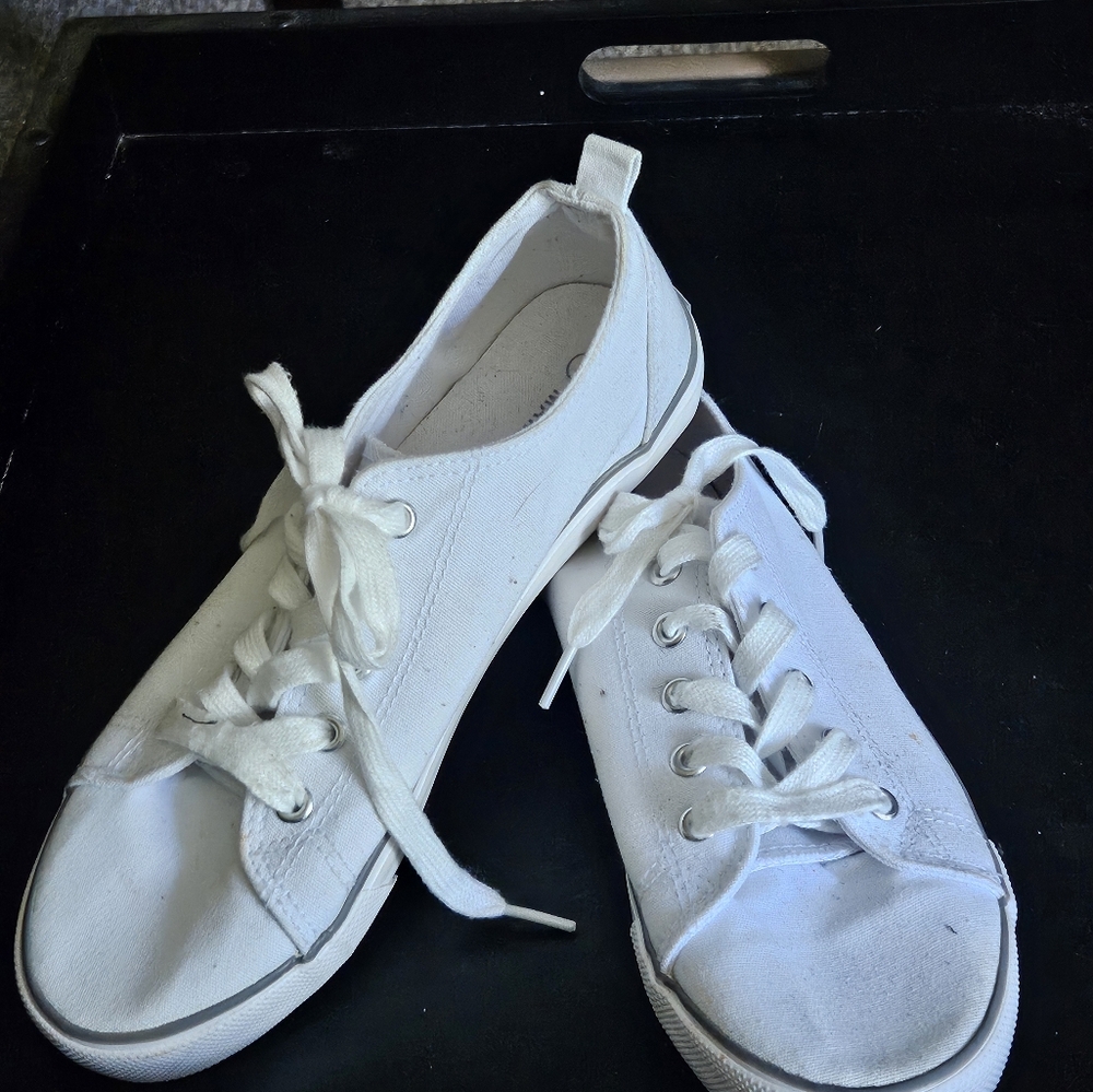 Marley Lilly White Size 8 Sneakers Tennis Shoes